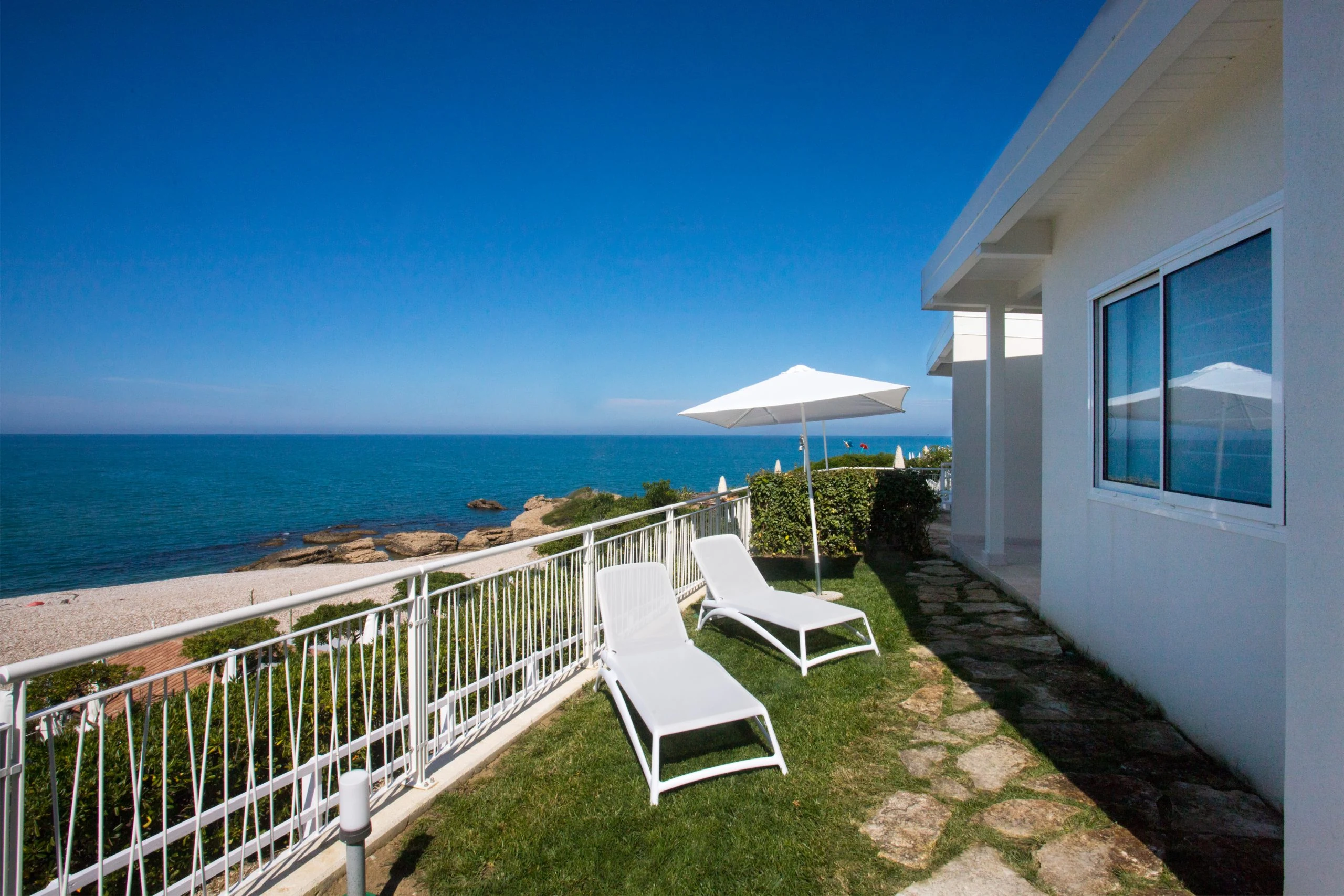 Bungalow e giardino affacciati sul mare alla Baia del Sole, sulla costa di San Nicola a Vasto